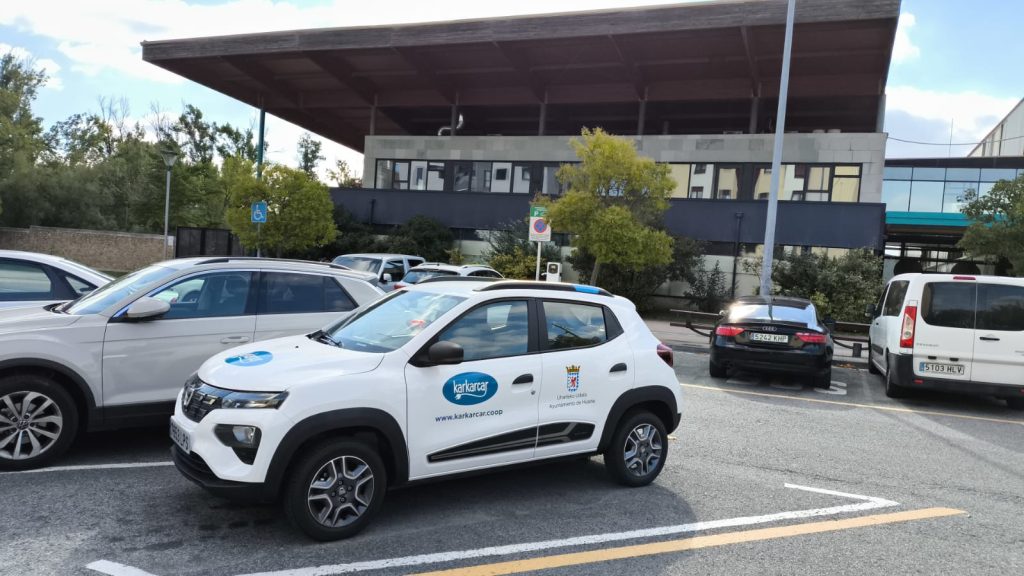 imagen de coches aparcados