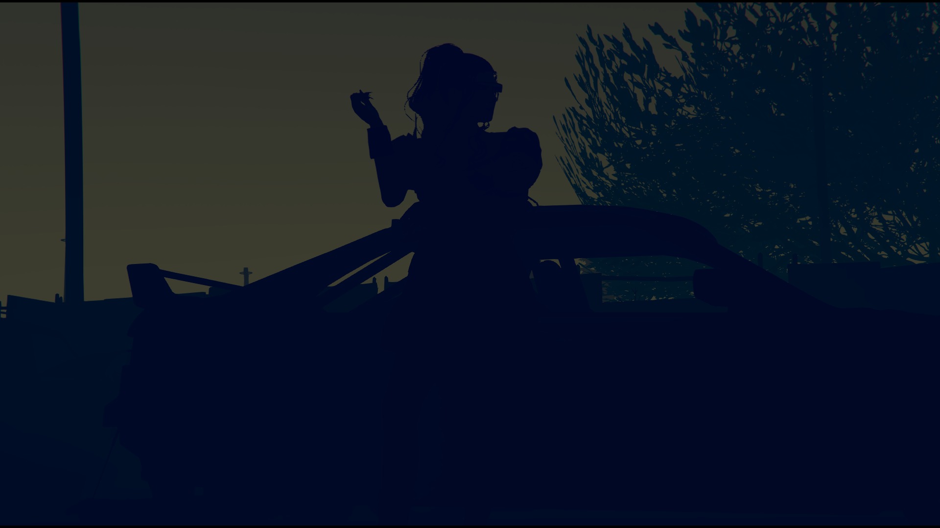 Imagen editada con capas, haciendo que la forma de una mujer y su coche se vean de un color mas oscuro que el resto del entorno