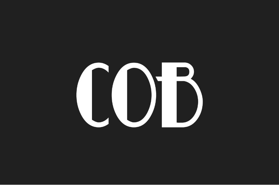 Carta de presentacion en negro y blanco, con las iniciales de Carolina Onishchenko Belous, con una tipografia cineasta.